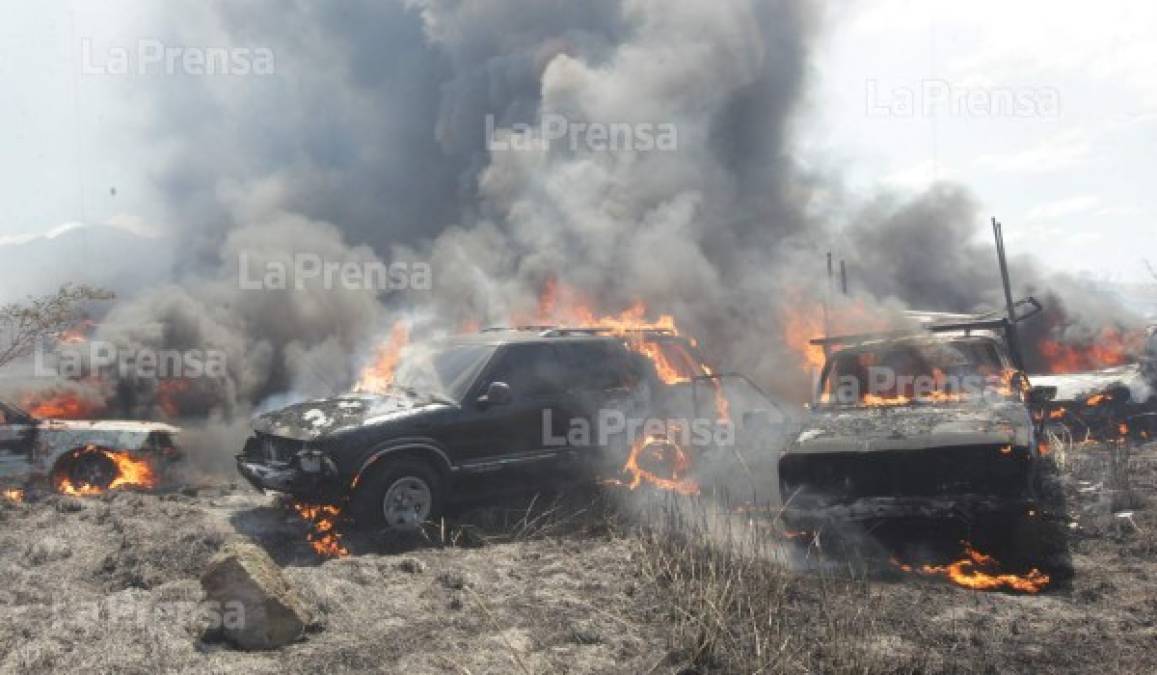 De momento se conoce que el origen del siniestro ocurrió en unas llantas ubicadas en una zacatera, las cuales se propagaron a los predios de la DPI.